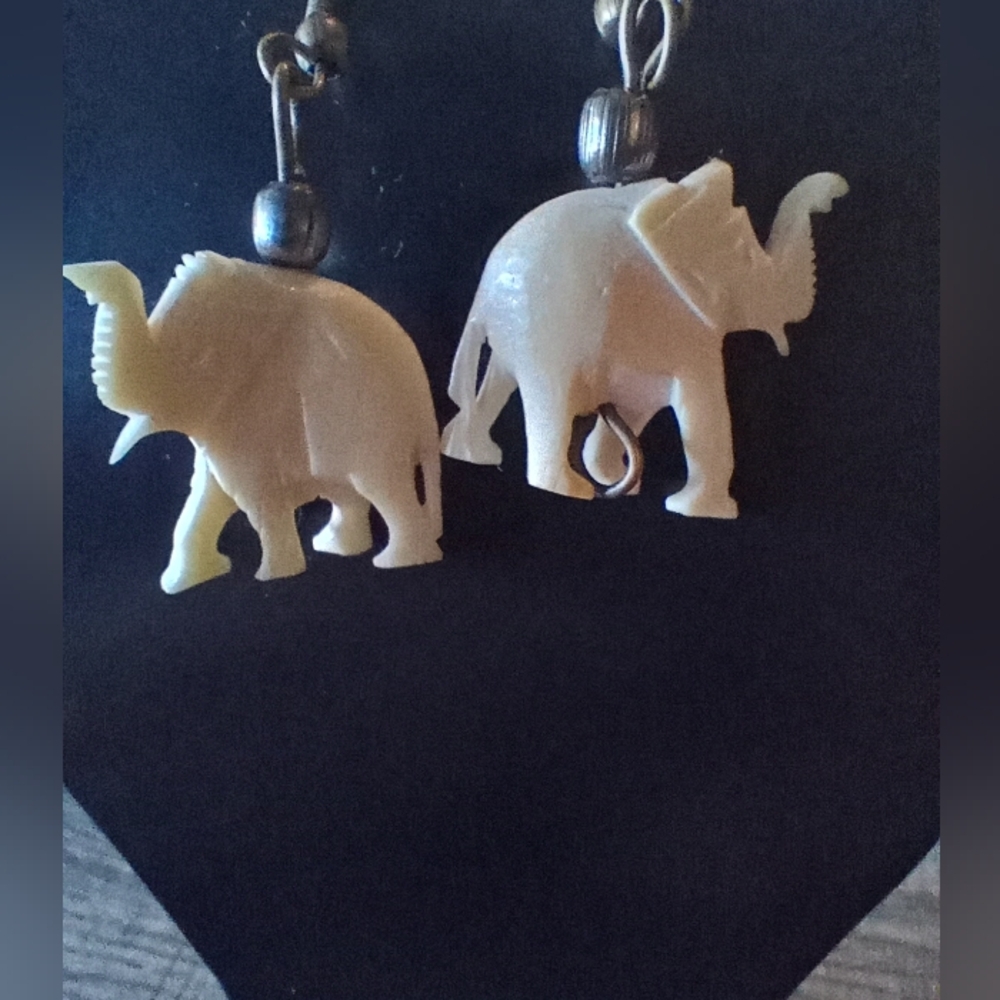 Vintage Bone/Ivory Elephant Earrings - Picture 3 of 6